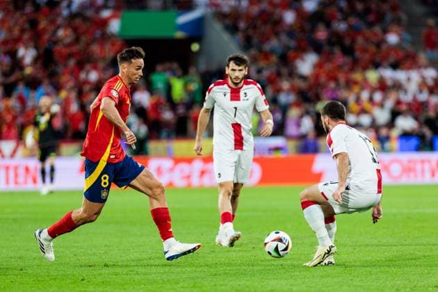 UEFA EURO 2024 Spain Georgia 30 06 2024 duel Fabian Ruiz Spain, 8 , Otar Kiteishvili Georgia, 17 UEFA EURO 2024 Spain Georgia Cologne Stadium, Cologne on 30 06 2024 Copyright: xBEAUTIFULxSPORTS Wunderlx