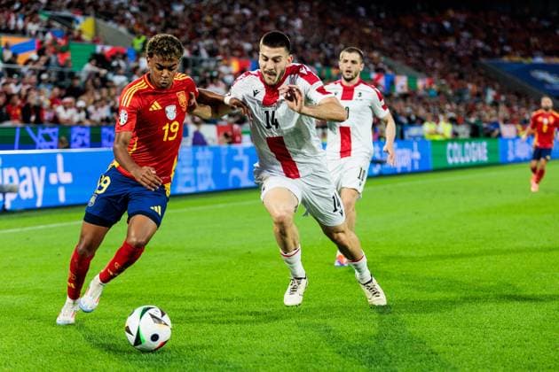 UEFA EURO 2024 Spain Georgia 30 06 2024 duel Lamine Yamal Spain, 19 , Luka Lochoshvili Georgia, 14 UEFA EURO 2024 Spain Georgia Cologne Stadium, Cologne on 30 06 2024 Copyright: xBEAUTIFULxSPORTS Wunderlx