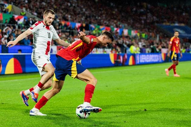 UEFA EURO 2024 Spain Georgia 30 06 2024 duel Giorgi Chakvetadze Georgia, 10 , Fabian Ruiz Spain, 8 UEFA EURO 2024 Spain Georgia Cologne Stadium, Cologne on 30 06 2024 Copyright: xBEAUTIFULxSPORTS Wunderlx