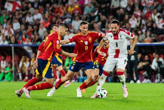 UEFA EURO 2024 Spain Georgia 30 06 2024 duel Fabian Ruiz Spain, 8 , Giorgi Kochorashvili Georgia, 6 UEFA EURO 2024 Spain Georgia Cologne Stadium, Cologne on 30 06 2024 Copyright: xBEAUTIFULxSPORTS Wunderlx