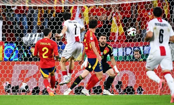 Football, European Championship, EURO 2024, Round of 16, Rhein Energie Stadion Cologne Spain Georgia Khvicha Kvaratskhelia GEO scores the goal for 0 1 against David Raya SPA Action