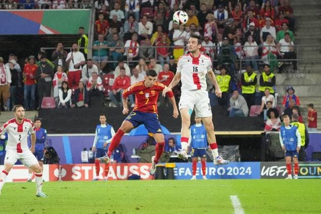 Giorgi Gvelesiani Georgia, Georgia, 15 clears in front of Alvaro Morata Spain Spain, 07 Cologne 30 06 2024 Spain vs Georgia, EURO2024 M37, Round of 16, EM Arena Cologne