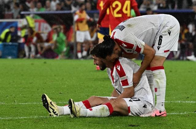 30 06 2024, xsltx, Football EM 2024 1 8 Final, Spain Georgia emspor, v l Otari Kiteishvili Georgia injured, injury,, Giorgi Kochorashvili Georgia DFL DFB REGULATIONS PROHIBIT ANY USE OF PHOTOGRAPHS as IMAGE SEQUENCES and or QUASI VIDEO Köln