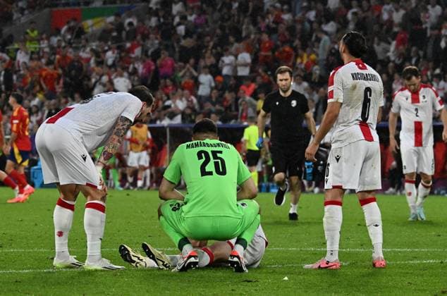 30 06 2024, xsltx, European Football Championship 2024 1 8 Final, Spain Georgia emspor, v l Otari Kiteishvili Georgia , Giorgi Mamardashvili Georgia , Giorgi Kochorashvili Georgia DFL DFB REGULATIONS PROHIBIT ANY USE OF PHOTOGRAPHS as IMAGE SEQUENCES and or QUASI VIDEO Köln