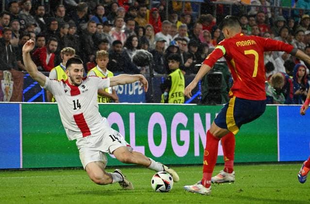 30 06 2024, xsltx, European Football Championship 2024 1 8 Final, Spain Georgia emspor, v l Luka Lochoshvili Georgia , Alvaro Borja Morata Martin Spain DFL DFB REGULATIONS PROHIBIT ANY USE OF PHOTOGRAPHS as IMAGE SEQUENCES and or QUASI VIDEO Köln