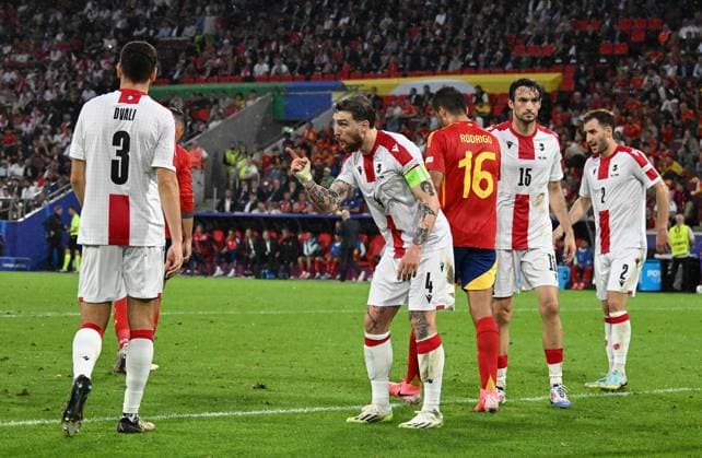 30 06 2024, xsltx, Football EM 2024 1 8 Final, Spain Georgia emspor, v l Lasha Dvali Georgia ,Guram Kashia Georgia gives instructions, gesticulates, gesticulate with arms gives instructions, gesticulate DFL DFB REGULATIONS PROHIBIT ANY USE OF PHOTOGRAPHS as IMAGE SEQUENCES and or QUASI VIDEO Köln
