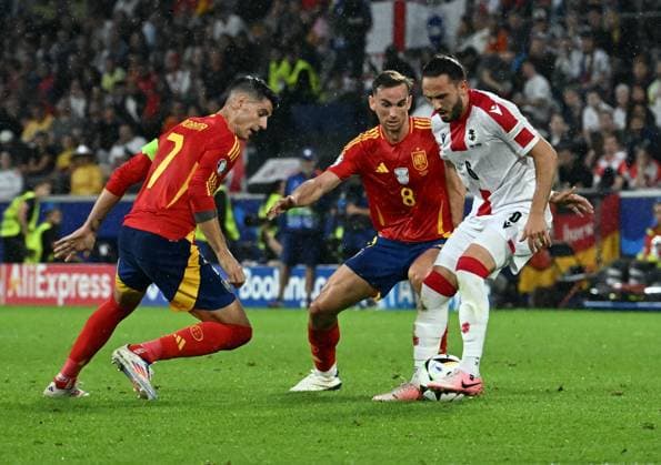 30 06 2024, xsltx, European Football Championship 2024 1 8 Final, Spain Georgia emspor, v l Alvaro Borja Morata Martin Spain , Fabian Ruiz Pena Spain , Giorgi Kochorashvili Georgia DFL DFB REGULATIONS PROHIBIT ANY USE OF PHOTOGRAPHS as IMAGE SEQUENCES and or QUASI VIDEO Köln