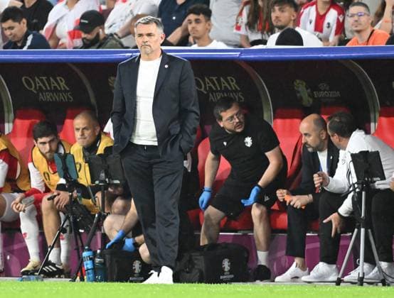 30 06 2024, xsltx, European Football Championship 2024 1 8 Final, Spain Georgia emspor, v l Coach Coach Willy Sagnol Georgia UEFA REGULATIONS PROHIBIT ANY USE OF PHOTOGRAPHS as IMAGE SEQUENCES and or QUASI VIDEO Cologne