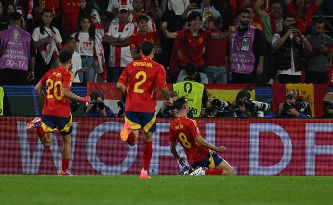 30 06 2024, xsltx, Football EM 2024 1 8 Final, Spain Georgia emspor, v l Fabian Ruiz Pena Spain celebrate the goal, Der Torjubel zum 2 1 DFL DFB REGULATIONS PROHIBIT ANY USE OF PHOTOGRAPHS as IMAGE SEQUENCES and or QUASI VIDEO Köln