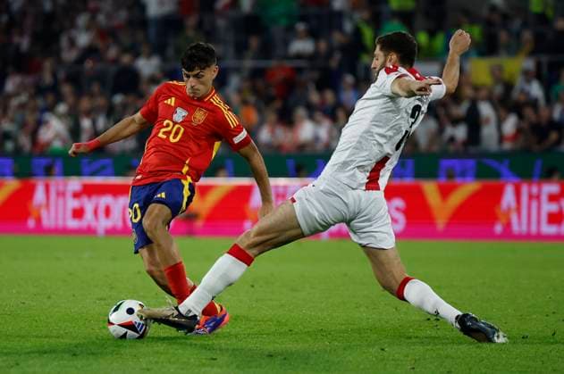 Spain s Pedri (L) in action against Georgia s Lasha Dvali (R) during the Euro2024 round of 16 soccer match between Spain and Georgia at RheinEnergieStadion in Cologne, Germany, 30 June 2024. Spain vs. Georgia !ACHTUNG: NUR REDAKTIONELLE NUTZUNG!  Copyright: xAlbertoxEstevezx GRAF9944 20240630-55014023743_1