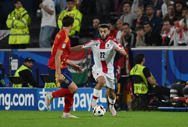 30 06 2024, xsltx, European Football Championship 2024 1 8 Final, Spain Georgia emspor, v l Robin Aime Le Normand Mainfray Spain , Georges Mikautadze Georgia DFL DFB REGULATIONS PROHIBIT ANY USE OF PHOTOGRAPHS as IMAGE SEQUENCES and or QUASI VIDEO Cologne
