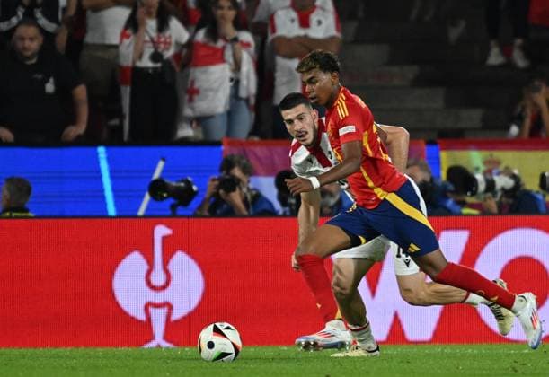 30 06 2024, xsltx, European Football Championship 2024 1 8 Final, Spain Georgia emspor, v l Luka Lochoshvili Georgia , Lamine Yamal Nasraoui Ebana Spain DFL DFB REGULATIONS PROHIBIT ANY USE OF PHOTOGRAPHS as IMAGE SEQUENCES and or QUASI VIDEO Köln