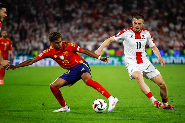 Spain s Lamine Yamal (L) in action against Georgia s Giorgi Chakvetadze (R) during the Euro2024 round of 16 soccer match between Spain and Georgia at RheinEnergieStadion in Cologne, Germany, 30 June 2024. Spain vs. Georgia !ACHTUNG: NUR REDAKTIONELLE NUTZUNG!  Copyright: xAlbertoxEstevezx GRAF9965 20240630-55014023778_1