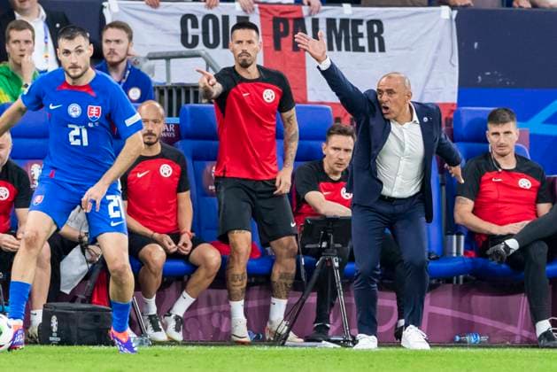 UEFA EURO 2024 England Slovakia 30 06 2024 Francesco Calzona Slovakia, head coach gestures UEFA EURO 2024 England Slovakia Arena AufSchalke, Gelsenkirchen on 30 06 2024 Copyright: xBEAUTIFULxSPORTS Meuselx