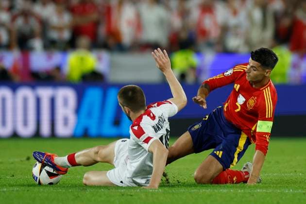 Spain s Alvaro Morata (R) in action against Georgia s Giorgi Chakvetadze (L) during the Euro2024 round of 16 soccer match between Spain and Georgia at RheinEnergieStadion in Cologne, Germany, 30 June 2024. Spain vs. Georgia !ACHTUNG: NUR REDAKTIONELLE NUTZUNG!  Copyright: xAlbertoxEstevezx GRAF9964 20240630-55014023788_1