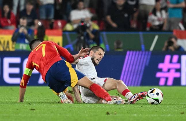 30 06 2024, xsltx, European Football Championship 2024 1 8 Final, Spain Georgia emspor, v l Alvaro Borja Morata Martin Spain , Giorgi Chakvetadze Georgia DFL DFB REGULATIONS PROHIBIT ANY USE OF PHOTOGRAPHS as IMAGE SEQUENCES and or QUASI VIDEO Köln