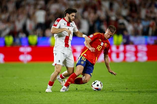 Spain s Dani Olmo (R) in action against Georgia s Khvicha Kvaratshkelia (L) during the Euro2024 round of 16 soccer match between Spain and Georgia at RheinEnergieStadion in Cologne, Germany, 30 June 2024. Spain vs. Georgia !ACHTUNG: NUR REDAKTIONELLE NUTZUNG!  Copyright: xAlbertoxEstevezx GRAF9972 20240630-55014023879_1