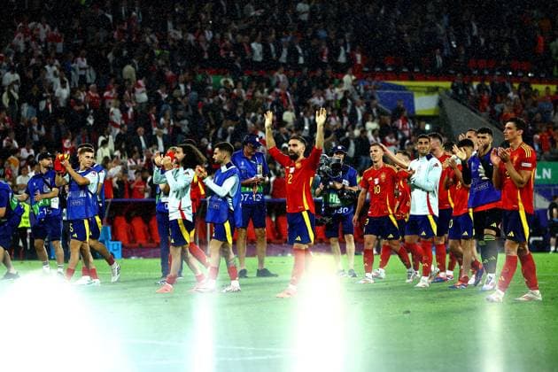 Daniel Carvajal of Spain thanks the fans with team mates at full time Spain v Georgia, UEFA European Championship, EM, Europameisterschaft 2024, Round of 16, Football, Cologne Stadium, Cologne, Germany - 30 Jun 2024 EDITORIAL USE ONLY No use with unauthorised audio, video, data, fixture lists, club league logos or live services. Online in-match use limited to 120 images, no video emulation. No use in betting, games or single club league player publications. Copyright: xMichaelxZemanek Shutterstockx 14562306cf