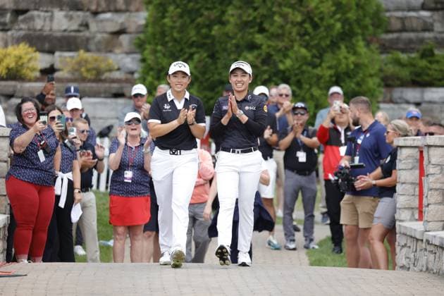 MIDLAND, MI - JUNE 30: From left to right LPGA, Golf Damen golfers Ruoning Yin and Atthaya Thitikul walk out for the trophy presentation after winning the LPGA Dow Championship on June 30, 2024, at Midland Country Club in Midland, Michigan. (Photo by Brian Spurlock Icon Sportswire) GOLF: JUN 30 LPGA Dow Championship EDITORIAL USE ONLY Icon24063013