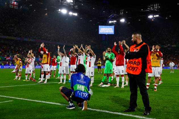 Georgia s players greet their fans after the Euro2024 round of 16 soccer match against Spain at RheinEnergieStadion in Cologne, Germany, 30 June 2024. Spain vs. Georgia !ACHTUNG: NUR REDAKTIONELLE NUTZUNG!  Copyright: xJ.J.Guillenx GRAF000 20240630-55014024023_1