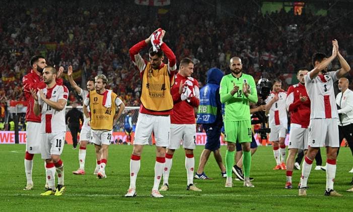 30 06 2024, xsltx, Football EM 2024 1 8 Final, Spain Georgia emspor, v l Solomon Kverkvelia Georgia and Team thanks the fans DFL DFB REGULATIONS PROHIBIT ANY USE OF PHOTOGRAPHS as IMAGE SEQUENCES and or QUASI VIDEO Cologne