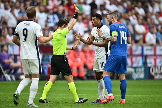 GELSENKIRCHEN, GERMANY - JUNE 30: Referee Umut Meler shows a yellow card to Jude Bellingham of England during the UEFA EURO, EM, Europameisterschaft,Fussball 2024 round of 16 match between England and Slovakia at Arena AufSchalke on June 30, 2024 in Gelsenkirchen, G England v Slovakia: Round of 16 - UEFA EURO 2024 Copyright: xSebastianxFrejx