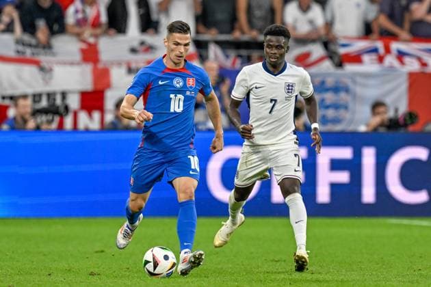 v li in duel ubomír Tupta Slovakia Bukayo Saka 7 England 30 06 2024 European Football Championship in Germany England vs Slovakia , Veltins Arena, Gelsenkirchen, NRW Germany Copyright: xpepphotox xHorstxMauelshagenx pep00321, pep_20240630_hm