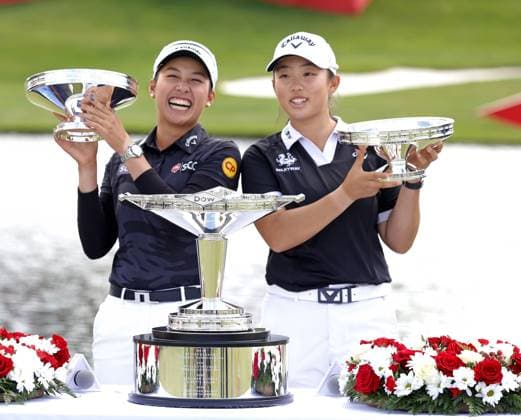 MIDLAND, MI - JUNE 30: From left to right LPGA, Golf Damen golfers Atthaya Thitikul and Ruoning Yin pose with the trophies after winning the LPGA Dow Championship on June 30, 2024, at Midland Country Club in Midland, Michigan. (Photo by Brian Spurlock Icon Sportswire) GOLF: JUN 30 LPGA Dow Championship EDITORIAL USE ONLY Icon24063019