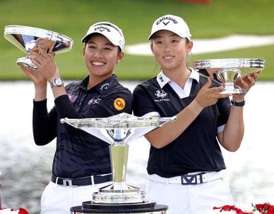 MIDLAND, MI - JUNE 30: From left to right LPGA, Golf Damen golfers Atthaya Thitikul and Ruoning Yin pose with the trophies after winning the LPGA Dow Championship on June 30, 2024, at Midland Country Club in Midland, Michigan. (Photo by Brian Spurlock Icon Sportswire) GOLF: JUN 30 LPGA Dow Championship EDITORIAL USE ONLY Icon24063020
