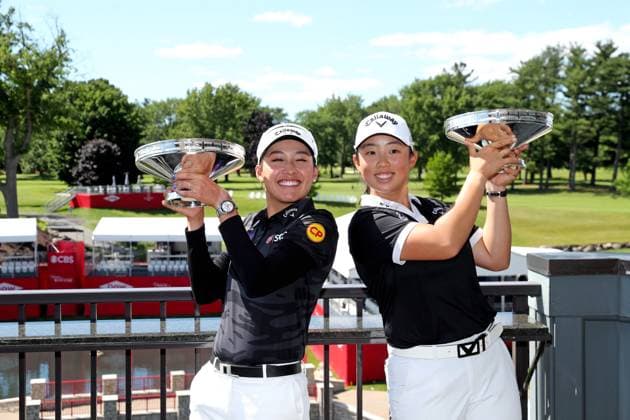 MIDLAND, MI - JUNE 30: From left to right LPGA, Golf Damen golfers Atthaya Thitikul and Running Yin pose with their trophies after winning the LPGA Dow Championship on June 30, 2024, at Midland Country Club in Midland, Michigan. (Photo by Brian Spurlock Icon Sportswire) GOLF: JUN 30 LPGA Dow Championship EDITORIAL USE ONLY Icon24063035