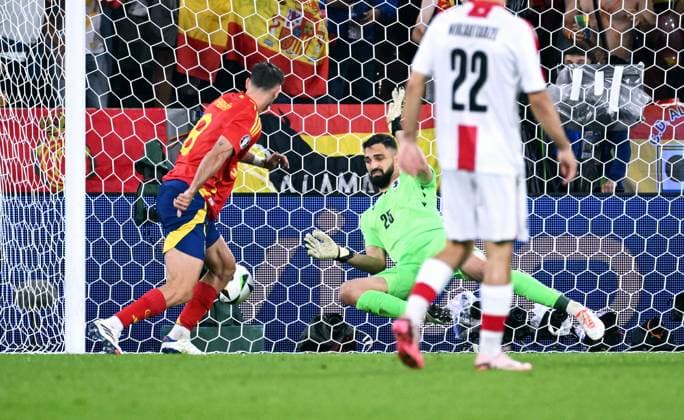 Football, European Championship, EURO 2024, Round of 16, Rhein Energie Stadion Cologne Spain Georgia 4 1 Fabian Ruiz SPA scores the goal to make it 2 1 against Giorgi Mamardashvili GEO Action