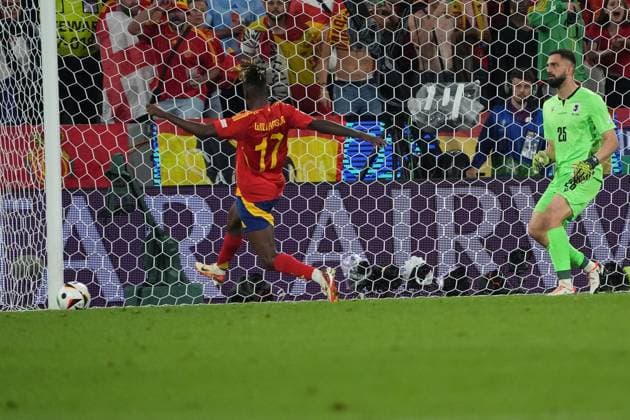 Nico Williams Spain Spain, 17 scores against goalkeeper Giorgi Mamardashvili Georgia, Georgia, 25 Cologne 30 06 2024 Spain vs Georgia, EURO2024 M37, Round of 16, European Championship Arena Cologne