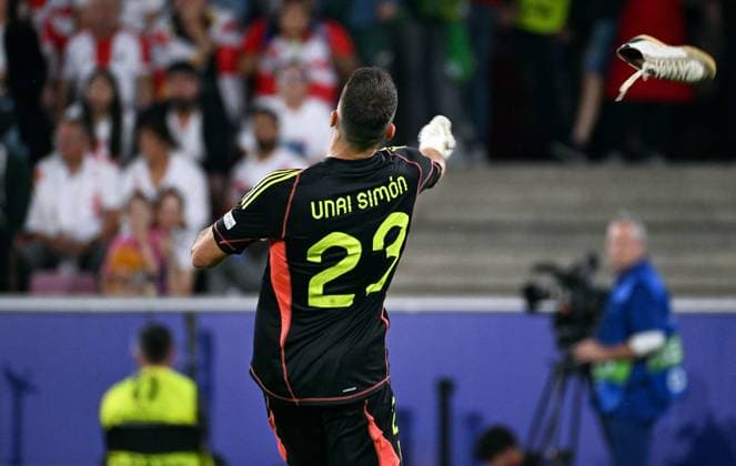 Football, European Championship, EURO 2024, Round of 16, Rhein Energie Stadion Cologne Spain Georgia 4 1 Unai Simon SPA throws away a shoe that was thrown onto the pitch