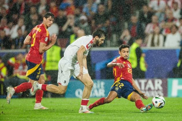 UEFA EURO 2024 Spain Georgia 30 06 2024 duel Khvicha Kvaratskhelia Georgia, 7 , Jesus Navas Spain, 22 UEFA EURO 2024 Spain Georgia Cologne Stadium, Cologne on 30 06 2024 Copyright: xBEAUTIFULxSPORTS Wunderlx