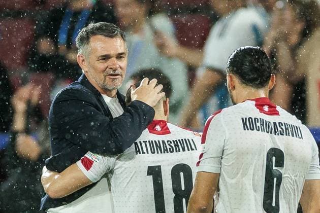 UEFA EURO 2024 Spain Georgia 30 06 2024 Willy Sagnol head coach, coach Georgia hugs Sandro Altunashvili Georgia, 18 UEFA EURO 2024 Spain Georgia Cologne Stadium, Cologne on 30 06 2024 Copyright: xBEAUTIFULxSPORTS Wunderlx