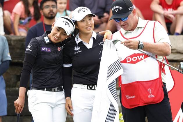 MIDLAND, MI - JUNE 30: LPGA, Golf Damen golfer Atthaya Thitikul hugs Ruoning Yin on the 18th tee box during the final round of the LPGA Dow Championship on June 30, 2024, at Midland Country Club in Midland, Michigan. (Photo by Brian Spurlock Icon Sportswire) GOLF: JUN 30 LPGA Dow Championship EDITORIAL USE ONLY Icon24063048