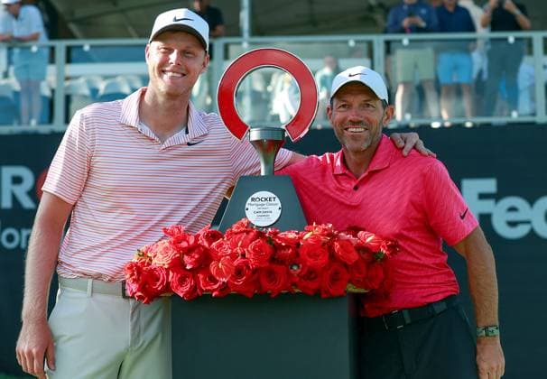 Rocket Mortgage Classic Cameron Davis of Australia stands next to the trophy with his caddie during the awards ceremony after winning the Rocket Mortgage Classic at Detroit Golf Club on Sunday, June 30, 2024 in Detroit, Michigan. Detroit Michigan United States  Copyright: xAmyxLemusx originalFilename:lemus-rocketmo240630_nplxX.jpg