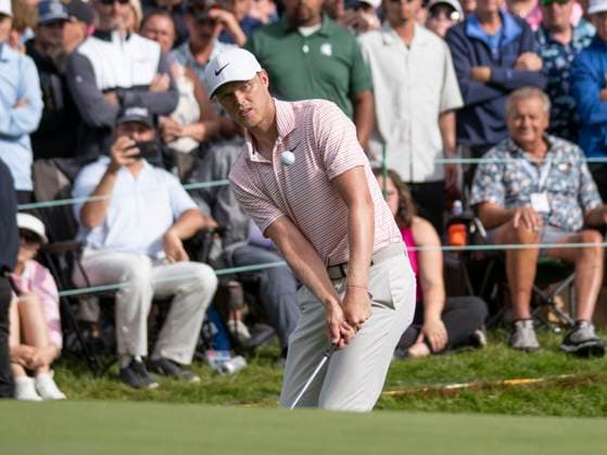 DETROIT, MI - JUNE 30: Cam Davis (AUS) chips the ball onto the 18th green during the fourth round of the Rocket Mortgage Classic on June 30, 2024 at Detroit Golf Club in Detroit, Michigan. (Photo by Joseph Weiser Icon Sportswire) GOLF: JUN 30 PGA, Golf Herren Rocket Mortgage Classic EDITORIAL USE ONLY Icon2406300284