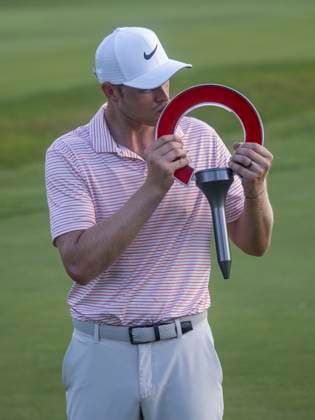 DETROIT, MI - JUNE 30: Cam Davis (AUS) kisses the trophy after winning the fourth round of the Rocket Mortgage Classic on June 30, 2024 at Detroit Golf Club in Detroit, Michigan. (Photo by Joseph Weiser Icon Sportswire) GOLF: JUN 30 PGA, Golf Herren Rocket Mortgage Classic EDITORIAL USE ONLY Icon2406300324