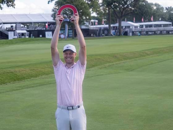 DETROIT, MI - JUNE 30: Cam Davis (AUS) holds up the trophy after winning the fourth round of the Rocket Mortgage Classic on June 30, 2024 at Detroit Golf Club in Detroit, Michigan. (Photo by Joseph Weiser Icon Sportswire) GOLF: JUN 30 PGA, Golf Herren Rocket Mortgage Classic EDITORIAL USE ONLY Icon2406300344