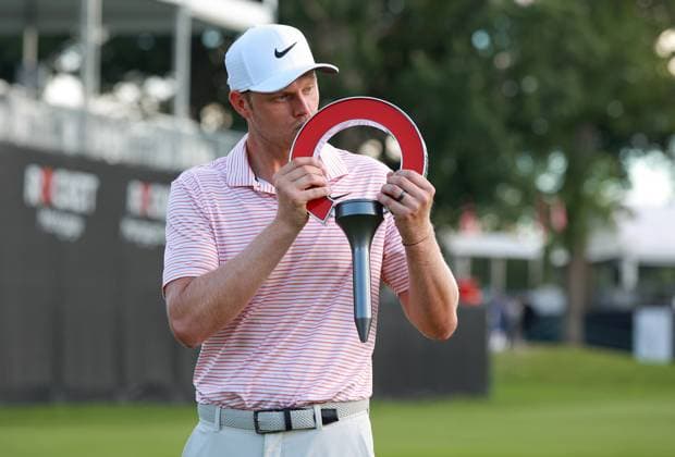 Rocket Mortgage Classic Cameron Davis of Australia kisses the trophy during the awards ceremony after winning the Rocket Mortgage Classic for the second time at Detroit Golf Club on Sunday, June 30, 2024 in Detroit, Michigan. Detroit Michigan United States  Copyright: xAmyxLemusx originalFilename:lemus-rocketmo240630_np2B5.jpg