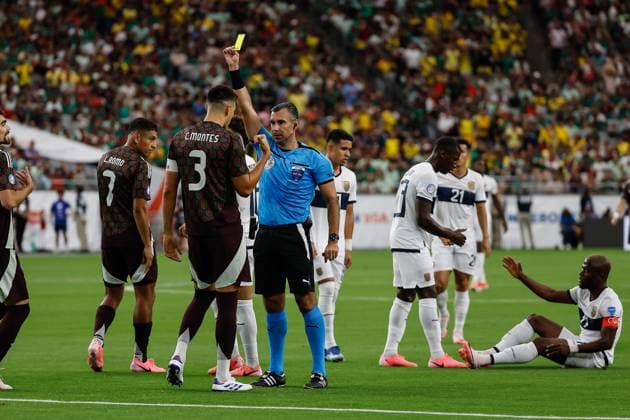 GLENDALE, AZ - JUNE 30: Mexico defender CÃ sar Montes (3) gets a yellow card during the CONMEBOL Copa America 2024 Group B game between Mexico and Ecuador on June 30, 2024 at State Farm Stadium in Glendale, Arizona. (Photo by Kevin Abele Icon Sportswire) SOCCER: JUN 30 CONMEBOL Copa America - Mexico vs Ecuador EDITORIAL USE ONLY Icon240630011