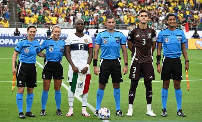 RECORD DATE NOT STATED Copa America USA 2024 Ecuador vs Mexico Enner Valencia (L) of Ecuador, Referee Mario Escobar of Guatemala (C) and Cesar Montes (R) of Mexico during the CONMEBOL Copa America 2024 group B match between Ecuador and Mexico, at State Farm Stadium, on June 30, 2024 in Glendale, Arizona, United States. GLENDALE ARIZONA UNITED STATES  Copyright: xDavidxLeahx 20240630194247_CA_GB_2024_ECU_MEX_ESCOBAR118