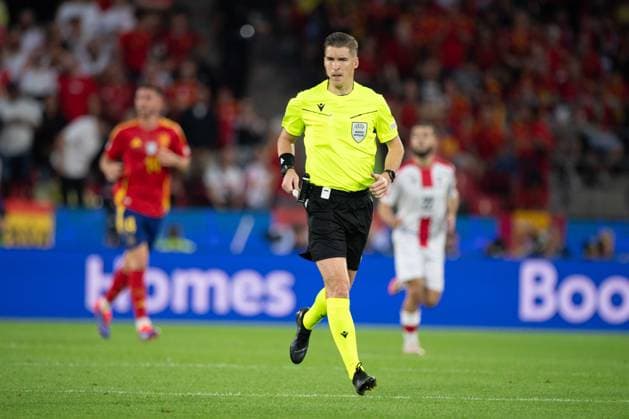 Referee Francois LETEXIER FRA , Referee, , whole figure, full figure, full body, round of 16 Spain ESP Georgia GEO 4 1 Stadion Koeln, Cologne Stadium, 30 06 2024 Football UEFA EURO 2024 GERMANY from 14 06 2024 14 07 2024 Â