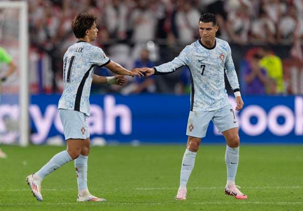 Georgia v Portugal: Group F - UEFA EURO, EM, Europameisterschaft,Fussball 2024 GELSENKIRCHEN, GERMANY - JUNE 26: Cristiano Ronaldo of Portugal hands Sequeira Joao Felix the captain s armband during the UEFA EURO 2024 group stage match between Georgia and Portugal at Arena AufSchalke on June 26, 2024 in Gelsenkirchen, Germany. Gelsenkirchen Arena AufSchalke North Rhine-Westphalia Germany Copyright: xVisionhausx 776079112