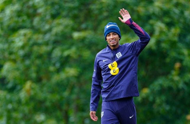 England hero Jude Bellingham waves to the media after a quick cricket session England Training, UEFA European Championship, EM, Europameisterschaft 2024, Quarter Final, Football, Spa & Golf Resort Weimarer Land, Blankenhain, Germany, 1 Jul 2024 EDITORIAL USE ONLY No use with unauthorised audio, video, data, fixture lists, club league logos or live services. Online in-match use limited to 120 images, no video emulation. No use in betting, games or single club league player publications. Copyright: xDavexShopland Shutterstockx 14566124e