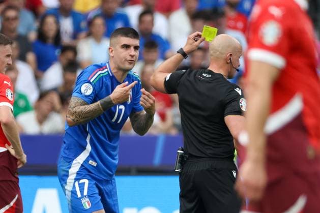 Gianluca Mancini Italy, 17 gets yellow card from referee Szymon Marciniak Poland , Football, UEFA , European Championship, Round of 16 2024, Switzerland vs Italy, 29 06 2024, Olympiastadion Berlin, Berlin, Germany Berlin Olympiastadion Berlin Berlin Germany Copyright: xGrantxHubbsx