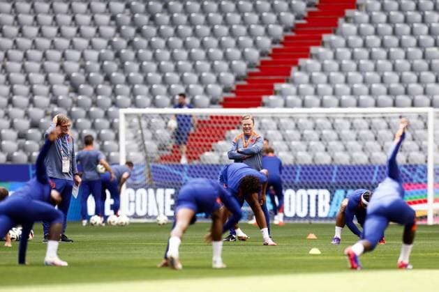 MUNICH - Assistant coach Dwight Lodeweges, National coach Ronald Koeman during the MD-1 training session of the Dutch national team, Nationalteam in the Munich Football Arena on July 1, 2024 in Munich, Germany. The Dutch national team is preparing for the round of 16 at the European Football Championship in Germany against Romania. ANP KOEN VAN WEEL UEFA EURO, EM, Europameisterschaft,Fussball 2024 Germany 2024 xVIxANPxSportx xxANPxIVx 502535502 originalFilename: 502535502.jpg
