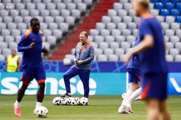 MUNICH - National coach Ronald Koeman during the MD-1 training session of the Dutch national team, Nationalteam in the Munich Football Arena on July 1, 2024 in Munich, Germany. The Dutch national team is preparing for the round of 16 at the European Football Championship in Germany against Romania. ANP KOEN VAN WEEL UEFA EURO, EM, Europameisterschaft,Fussball 2024 Germany 2024 xVIxANPxSportx xxANPxIVx 502536137 originalFilename: 502536137.jpg