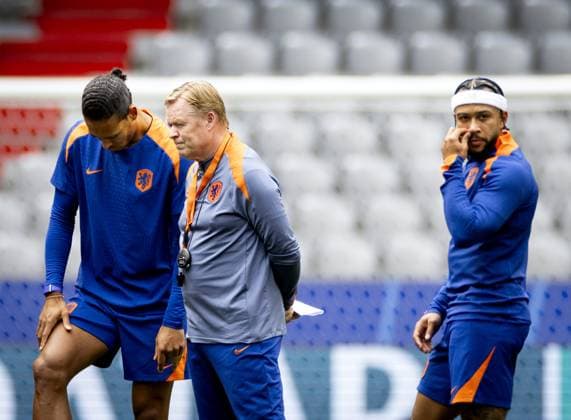 MUNICH - Virgil van Dijk, national coach Ronald Koeman and Memphis Depay during the MD-1 training session of the Dutch national team, Nationalteam at the Munich Football Arena on July 1, 2024 in Munich, Germany. The Dutch national team is preparing for the round of 16 at the European Football Championship in Germany against Romania. ANP KOEN VAN WEEL UEFA EURO, EM, Europameisterschaft,Fussball 2024 Germany 2024 xVIxANPxSportx xxANPxIVx 502537568 originalFilename: 502537568.jpg